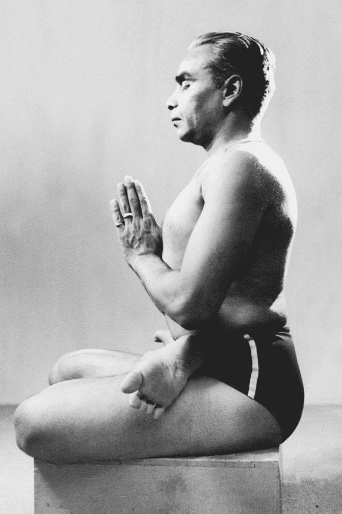 BKS Iyengar en postura de meditación