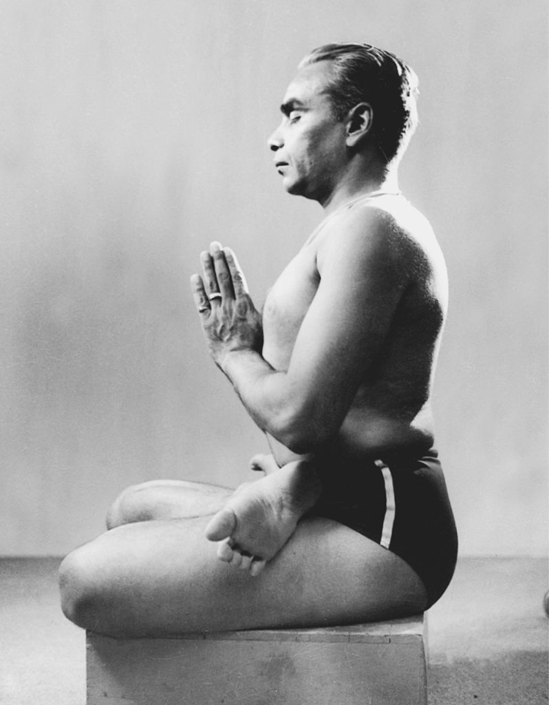 Bks Iyengar en pose de meditación