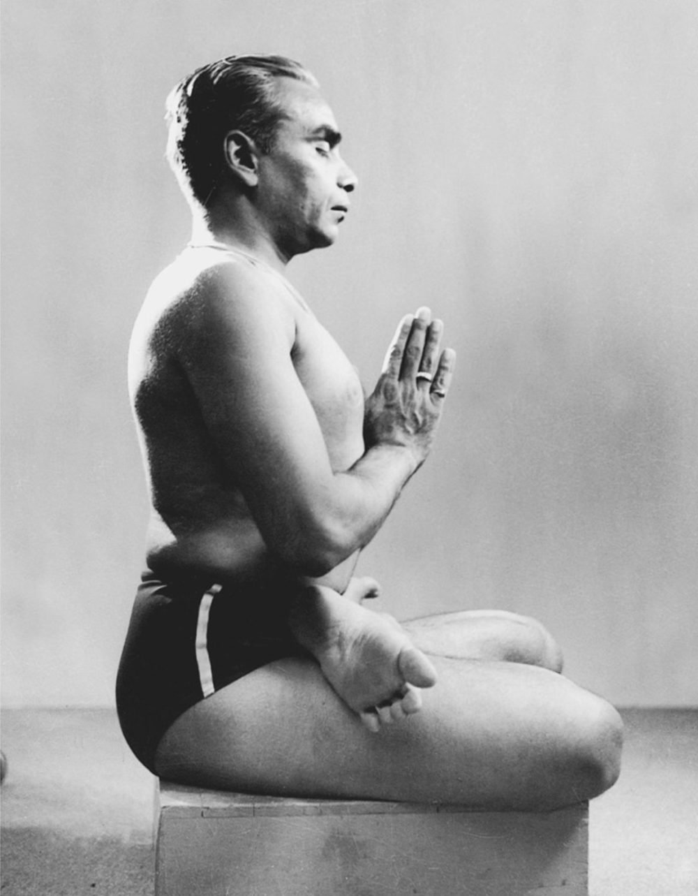 Bks Iyengar en pose de meditación