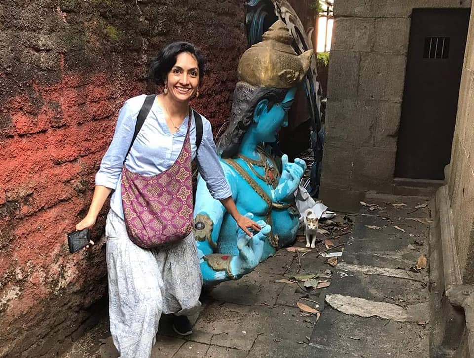 Maestra certificada del metodo de Yoga Iyengar estudiando en India